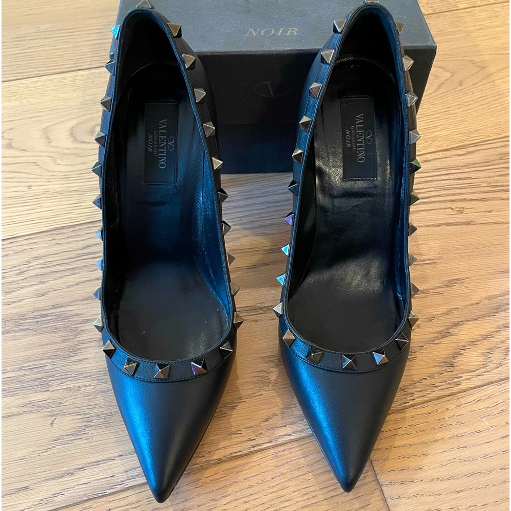 Like new Limited edition Valentino Garavani Noir Rockstud leather heels 🖤